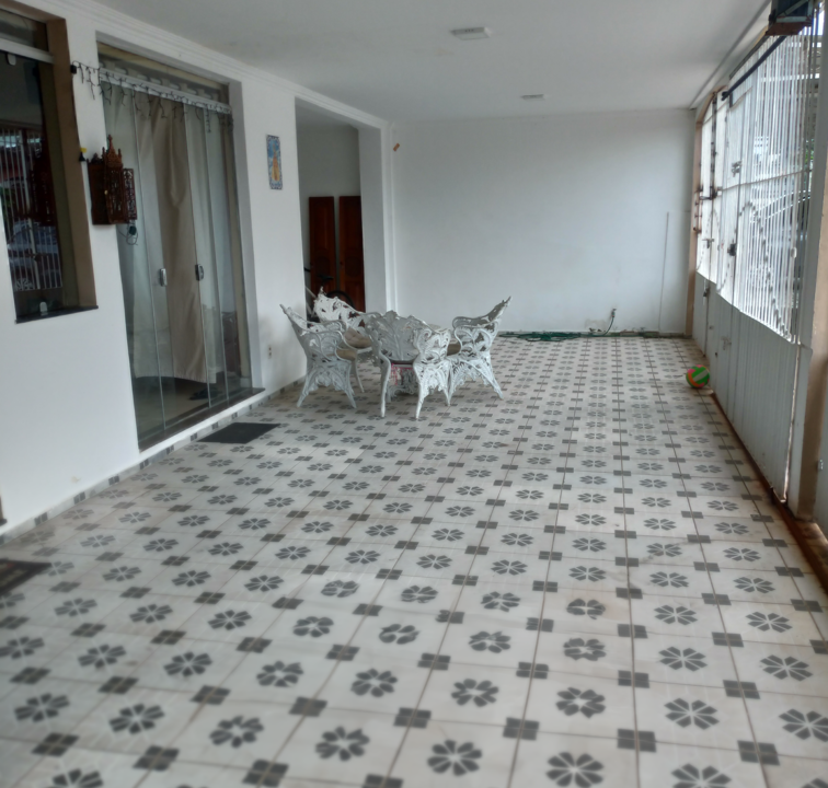 PATÍO COM GARAGEM